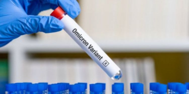 Salud confirma tres casos importados de Ómicron y estudia otros 46