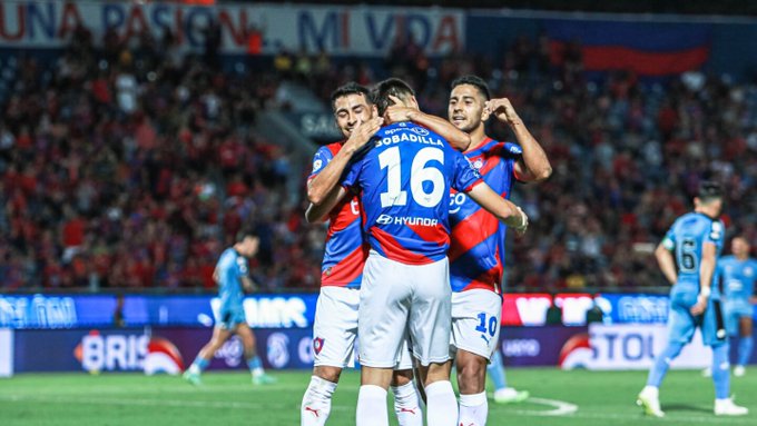 Cerro Porteño golea y sigue en la pelea