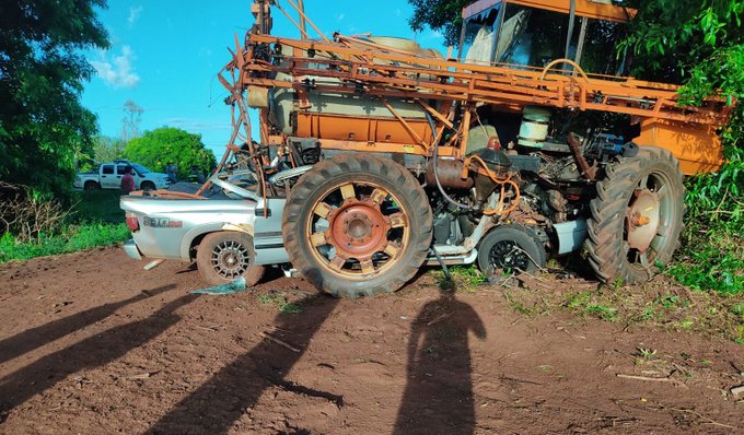 Conductor de una camioneta muere tras chocar contra una pulverizadora en San Rafael