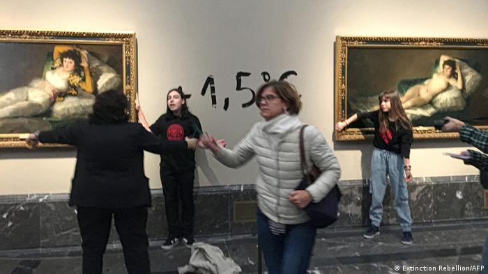 Dos activistas pegan sus manos a sendos cuadros de Goya en El Prado