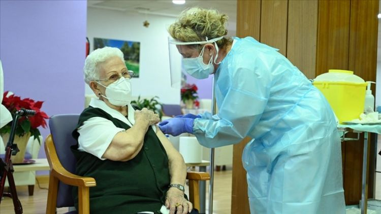 España duplica la vacunación en el fin de semana tras inocular 504.068 sueros