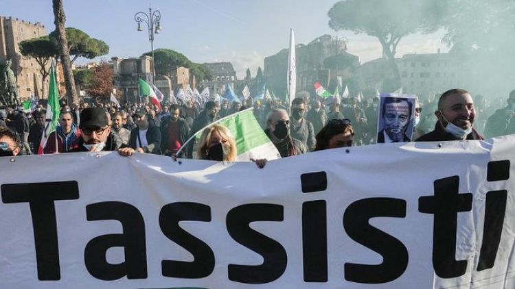 Taxistas italianos protestan contra Uber y por mejores condiciones de trabajo