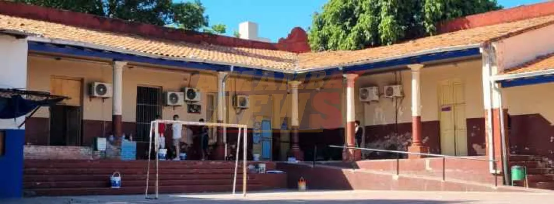 A falta de respuestas del MEC, jóvenes limpian y arreglan la Escuela República Argentina