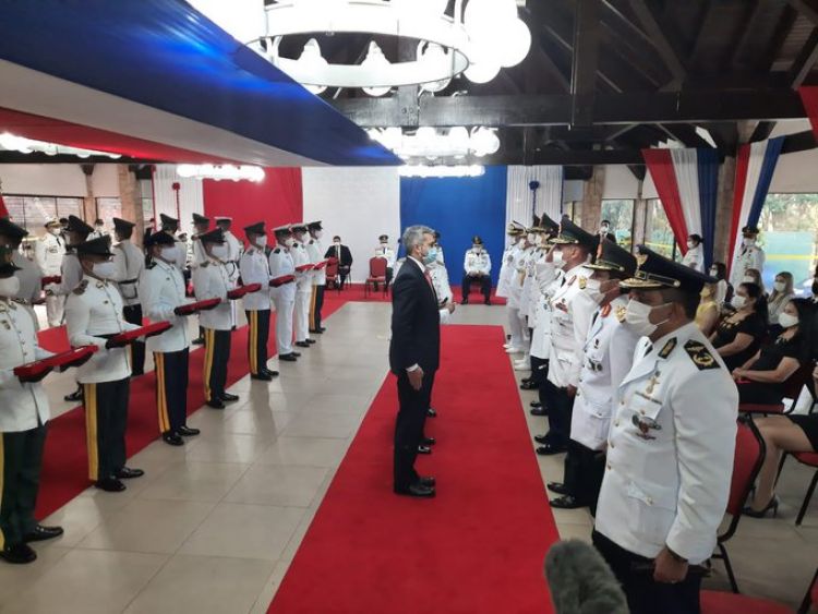 Marito entregó bastón de mando a generales y almirantes