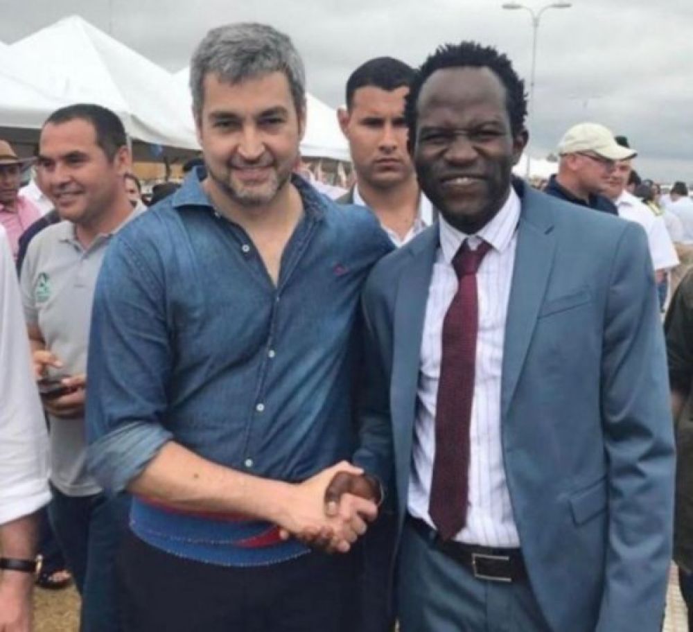 Vendedor africano de ropas participó en la licitación de Petropar
