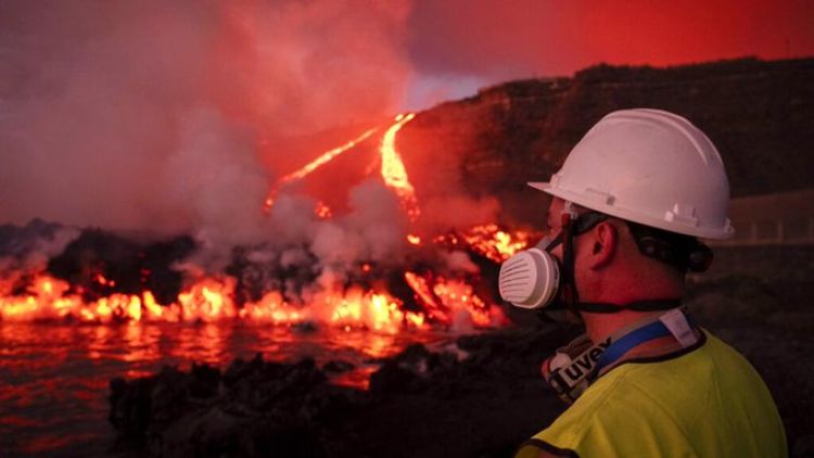 El volcán Cumbre Vieja da los primeros signos de fatiga, una tercera colada llega al mar