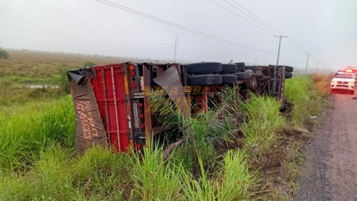 Camión vuelca en la ruta PY22 tras supuesta maniobra indebida de camioneta que se dio a la fuga