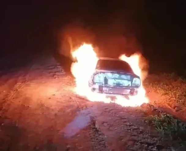 Queman vehículo aparentemente utilizado por sicarios en Ponta Porã