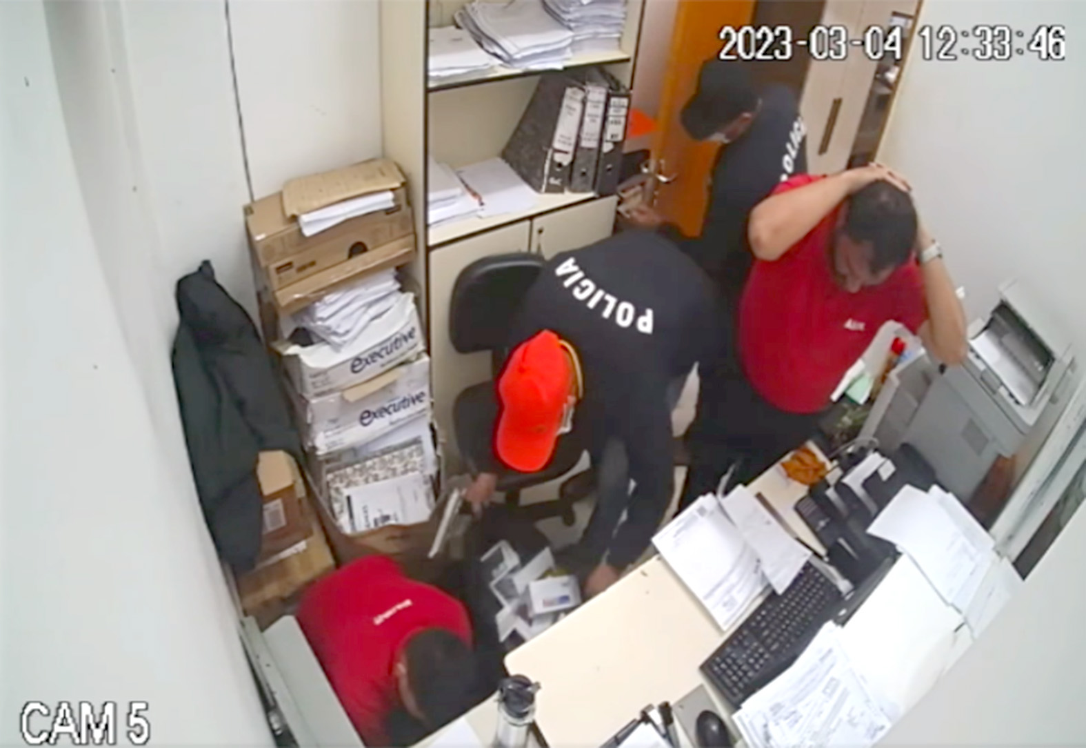 Falsos policías roban G. 30 millones y varios celulares en asalto a sucursal de Alex S.A. de Mallorquín