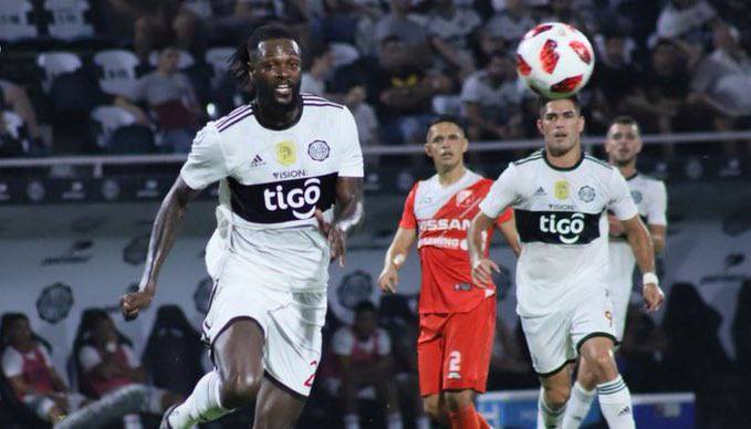 Revocan sentencia en favor de representante de Adebayor