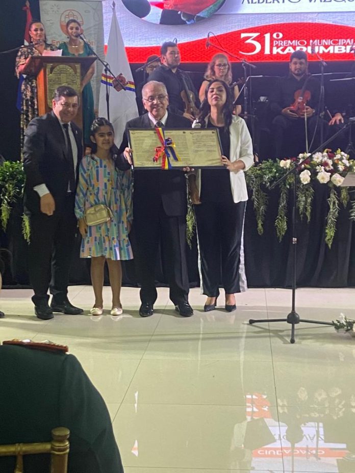 Comuna encarnacena entregó premio Karumbé a Alberto Vázquez Doldán