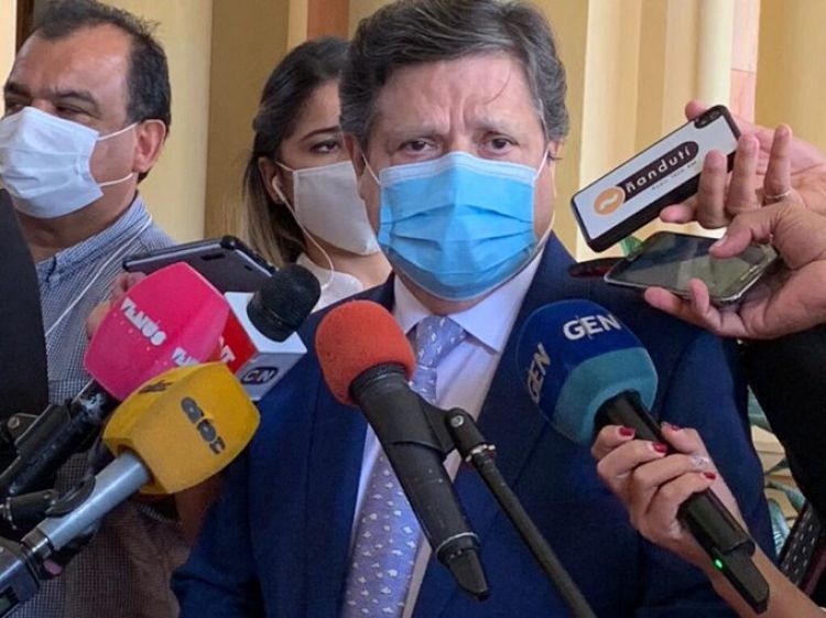 Acevedo confunde el apellido del representante de la OMS y lo llama "seor escroto"