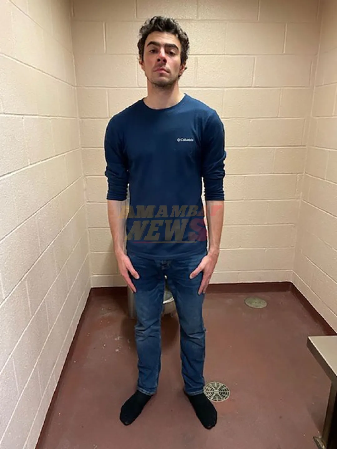 La policía publica una foto de Luigi Mangione en una celda de detención después de ser arrestado