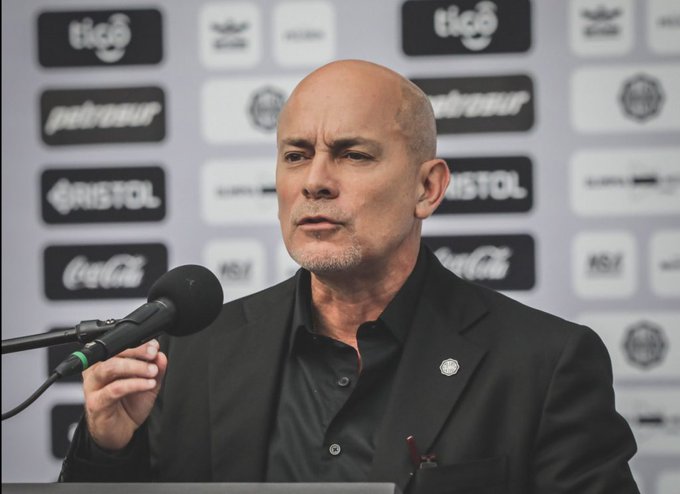 Miguel Cardona se despachó contra el arbitraje: “Acá hay un problema en la cabeza”