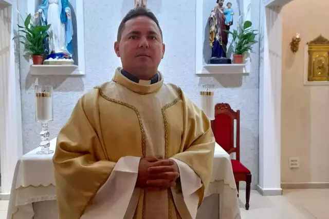 Sacerdote detenido por agredir a una mujer y coaccionarla con un arma
