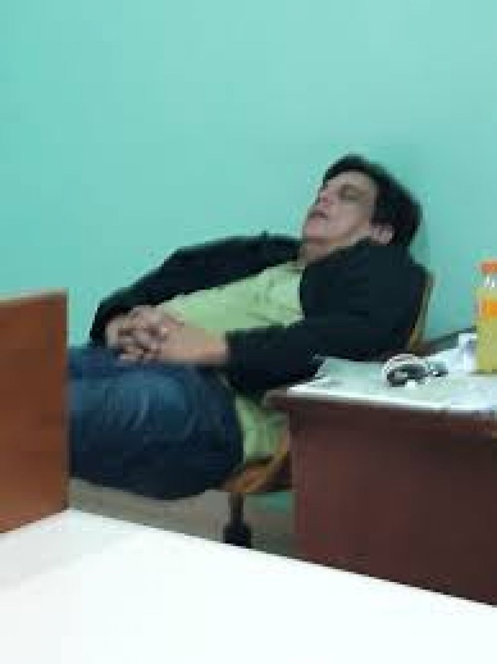 Denuncian que funcionario de Petropar duerme en horario laboral