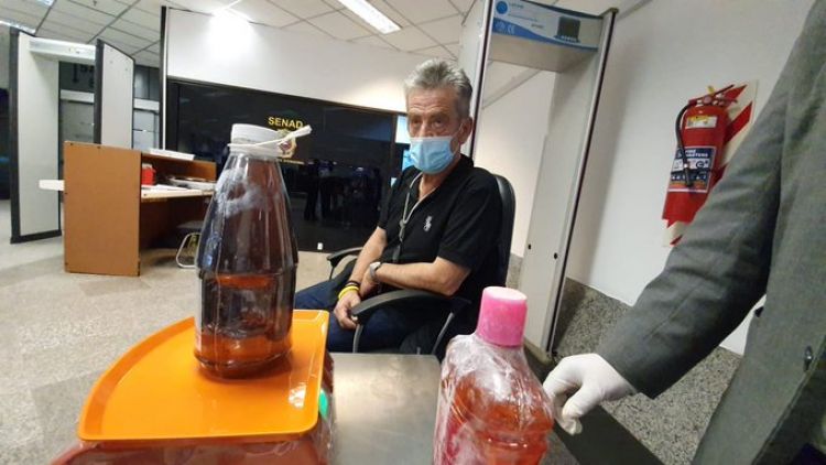 Detienen a espaol con "cocana lquida" en su equipaje
