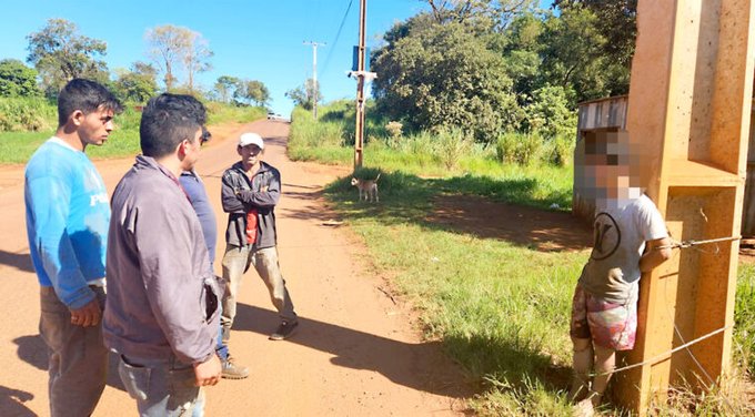 Presunto delincuente fue atado con piola por una columna de la ANDE