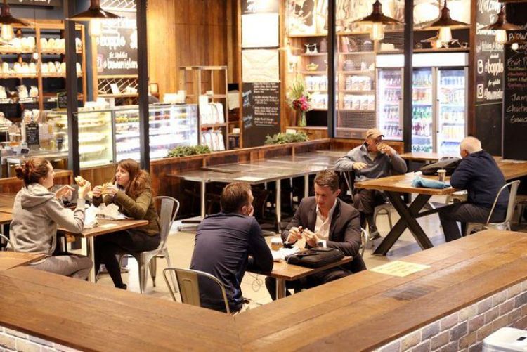 Los australianos abandonan el confinamiento y lo celebran con cervezas y cafés