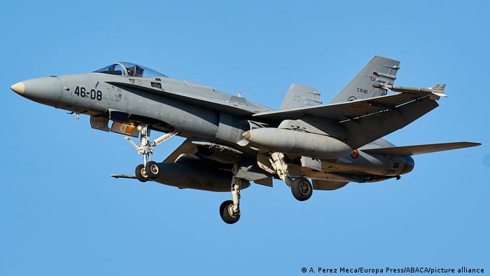 Un F-18 del Ejército español se estrella durante una exhibición
