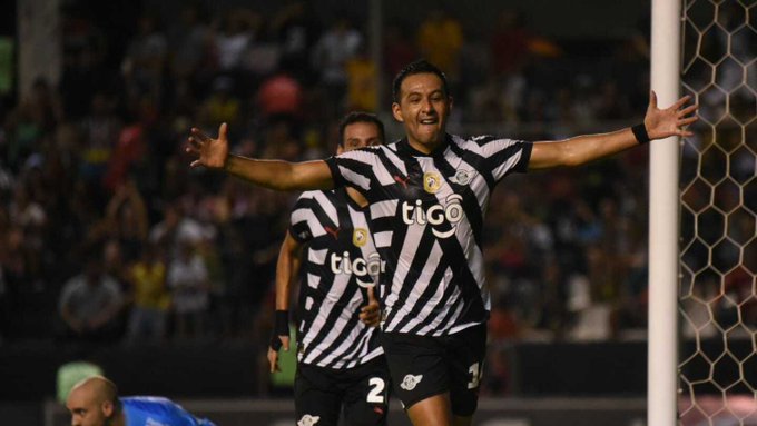 Libertad arrolla a Ameliano y recupera la punta