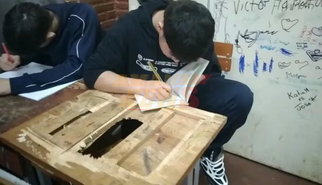 MEC admite que no puede distribuir pupitres reutilizables