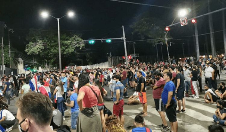 Exigen renuncia de Abdo Benítez en inicio de la tercera jornada de protestas