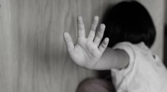 Quedó huérfana de madre y fue abusada por su padre biológico