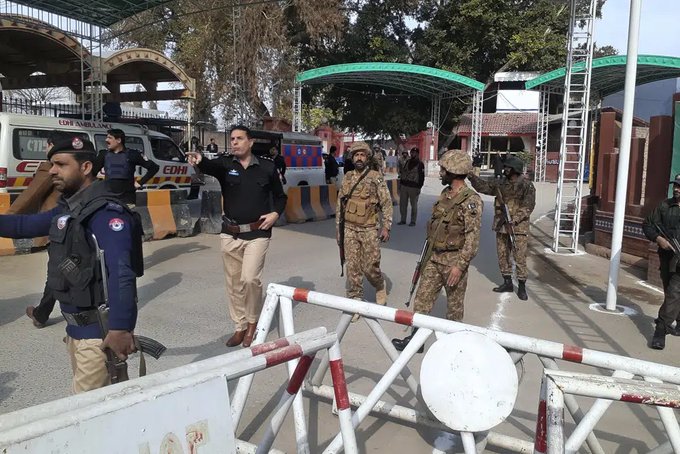 Pakistán: ataque suicida a mezquita deja 20 fallecidos