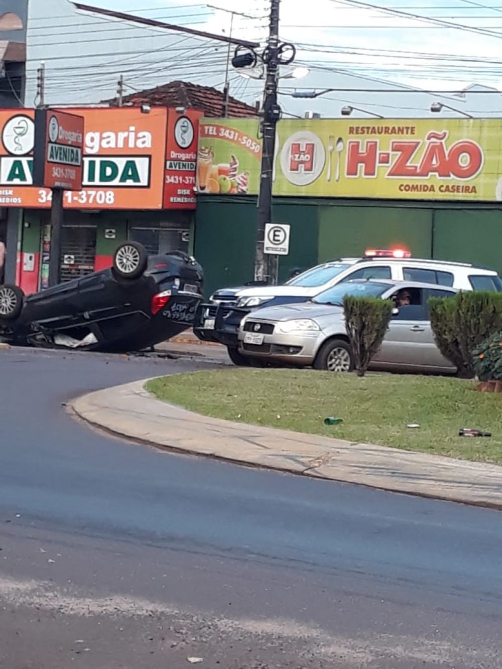 Carro capota, e jovem fica preso s ferragens em Ponta Por