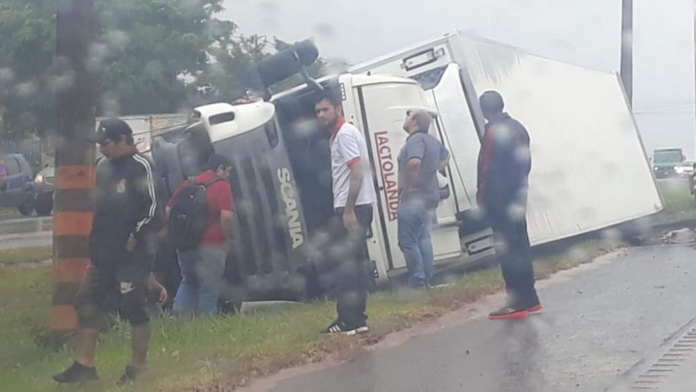Vuelca camión de la empresa Lactolanda en Ciudad del Este