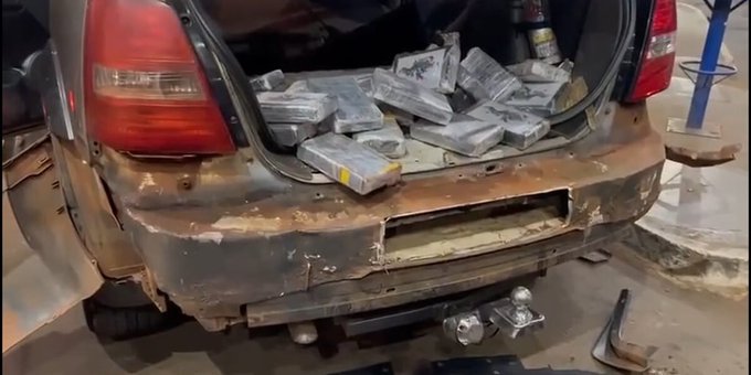 Chofer paraguayo abandona 120 kilos de cocaína en puente de la Amistad
