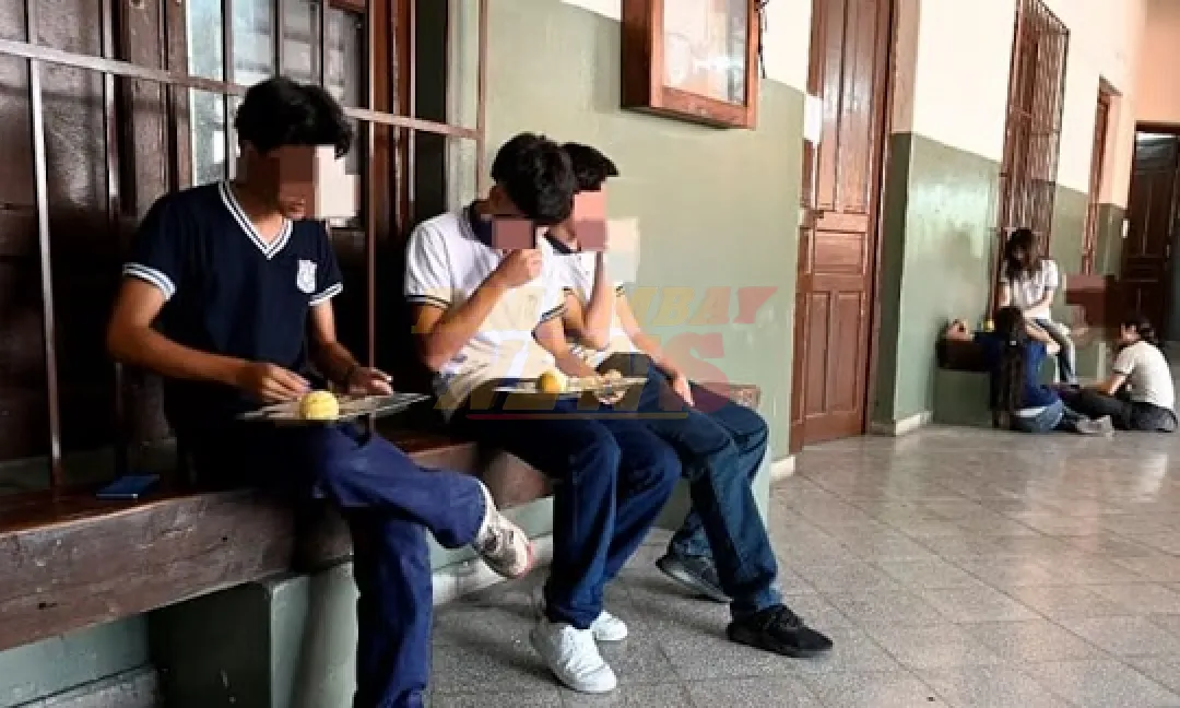 Alumnos del Colegio Presidente Franco almuerzan en el piso por falta de mobiliario