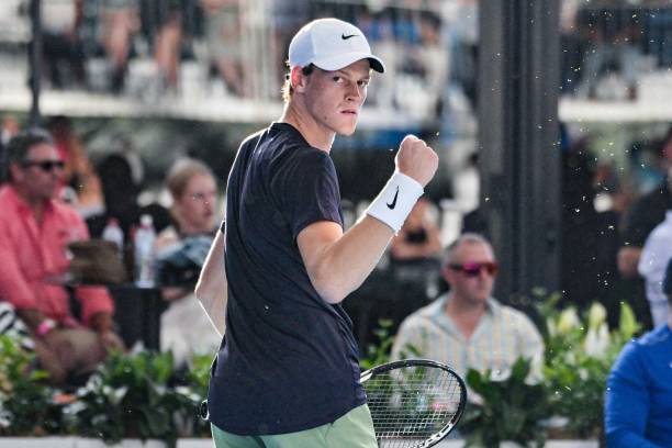Sebastian Korda saca a Roberto Bautista del torneo de Adelaida