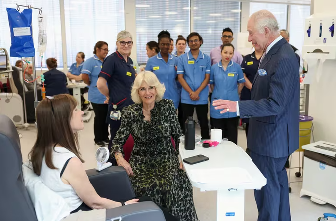 Carlos III retoma su agenda oficial tras anunciar que padece cáncer