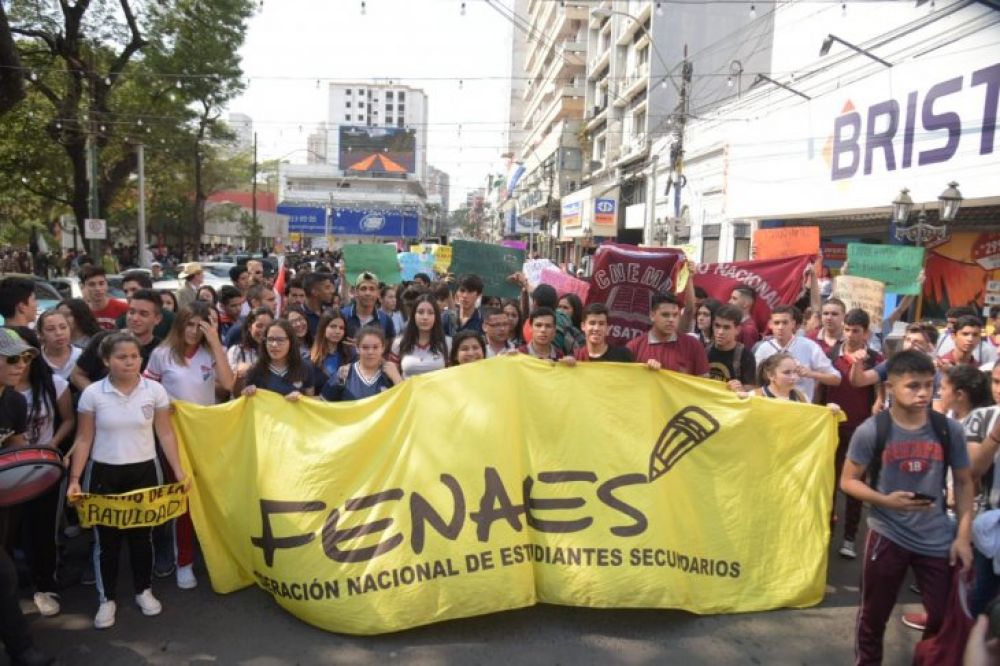 Estudiantes secundarios marchan por mayor presupuesto para Educación