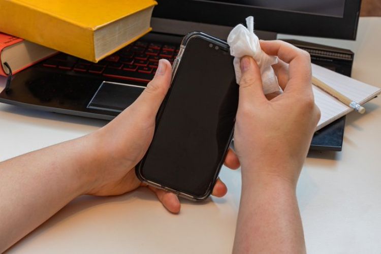 El virus Covid-19 sobrevive 28 días en la pantalla del teléfono celular