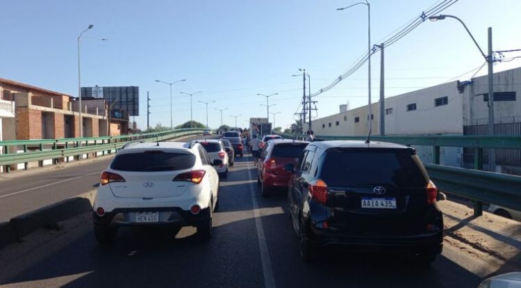 Bloquean viaducto de 4 Mojones contra suba del combustible