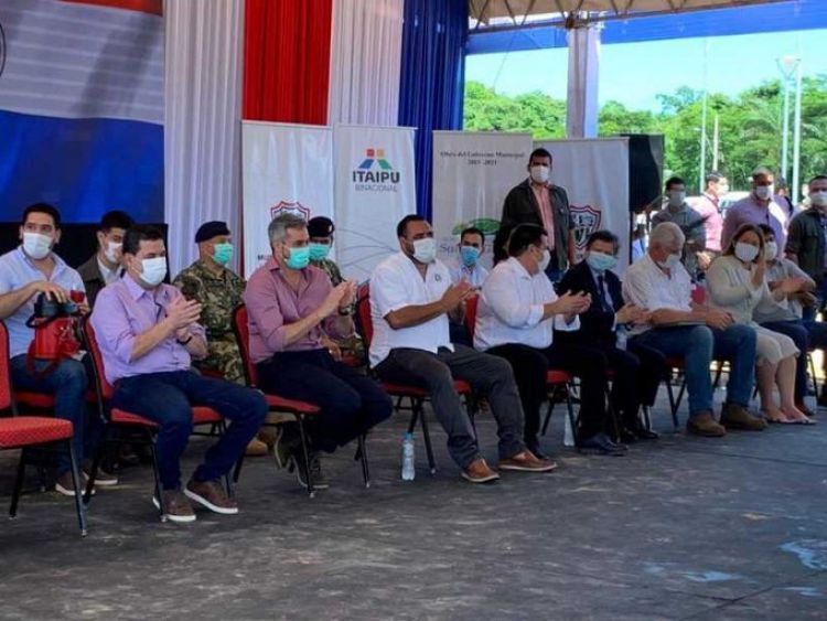 Tras enojo y acusaciones, Cartes aparece en acto oficial con Marito