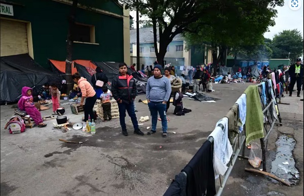 Niños indígenas y sus familias protestan ante el INDI por derechos básicos