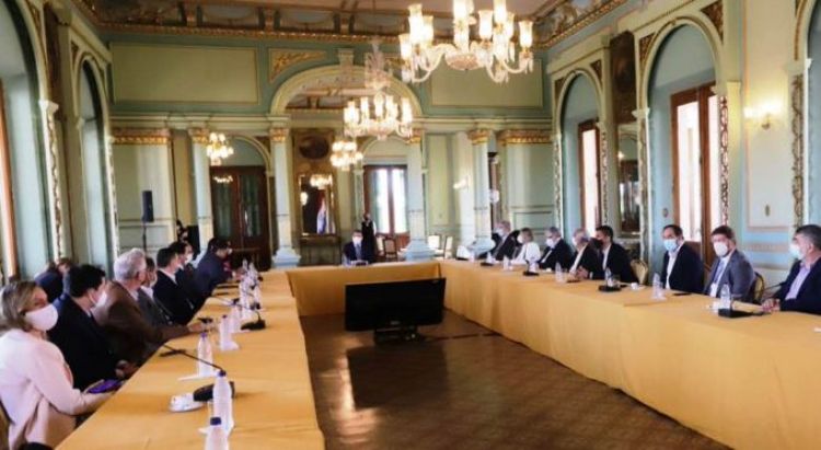 Ministros y empresarios se reúnen para analizar situación sanitaria del covid-19
