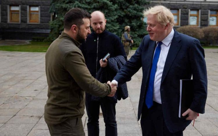 Reino Unido promete a Ucrania vehículos blindados y misiles antibuque