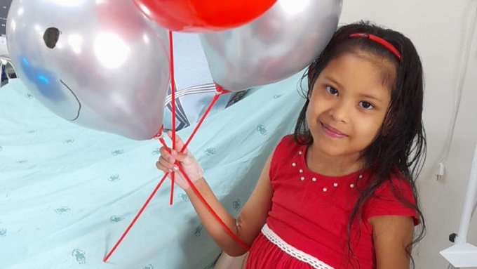 Anita ingresa al quirófano para recibir un nuevo corazón