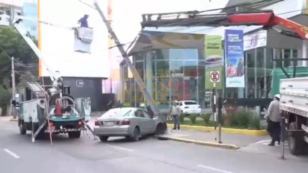 Hombre pierde el control de su automóvil y choca contra columna en Asunción
