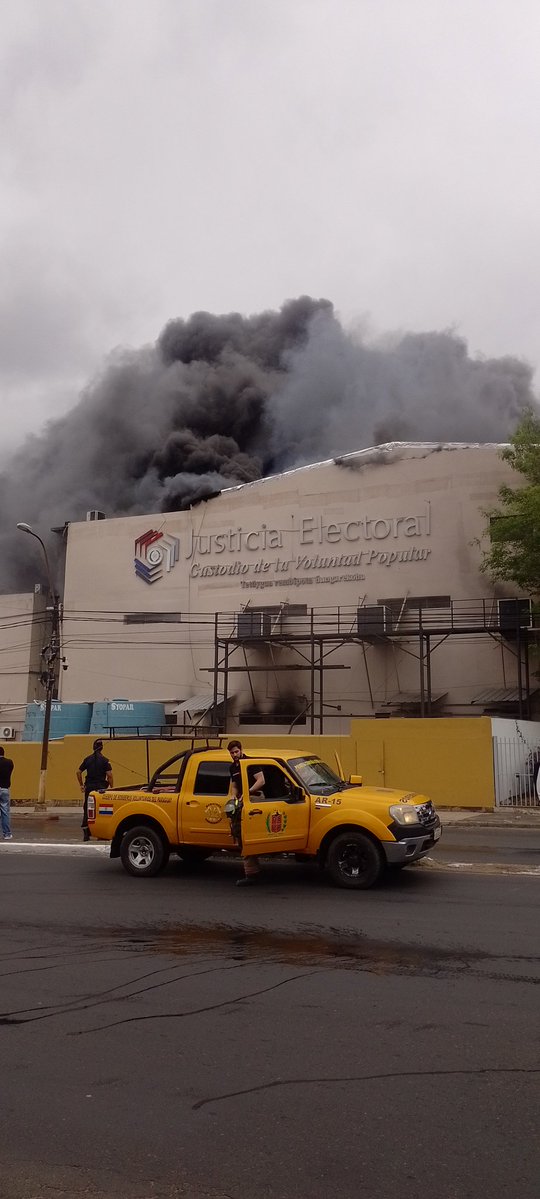 Reportan incendio en edificio de la Justicia Electoral