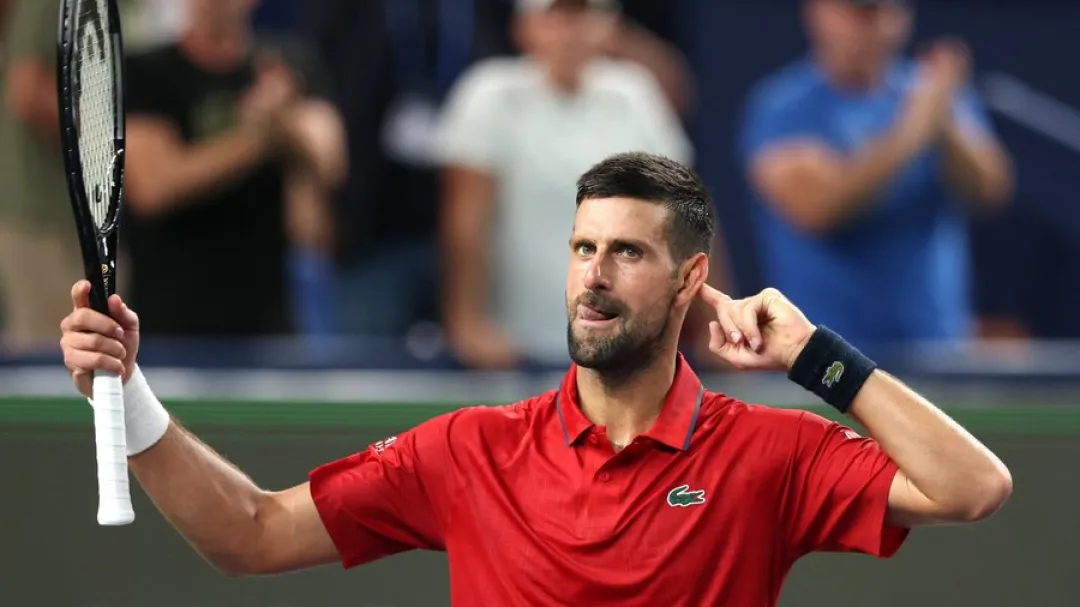 Djokovic sufre para avanzar a octavos