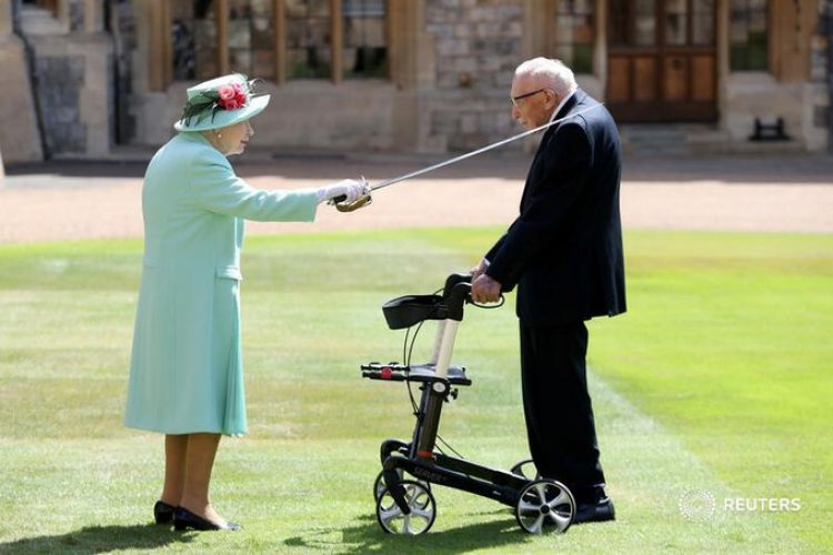 Reina Isabel nombra caballero a capitán de 100 años que recaudó fondos
