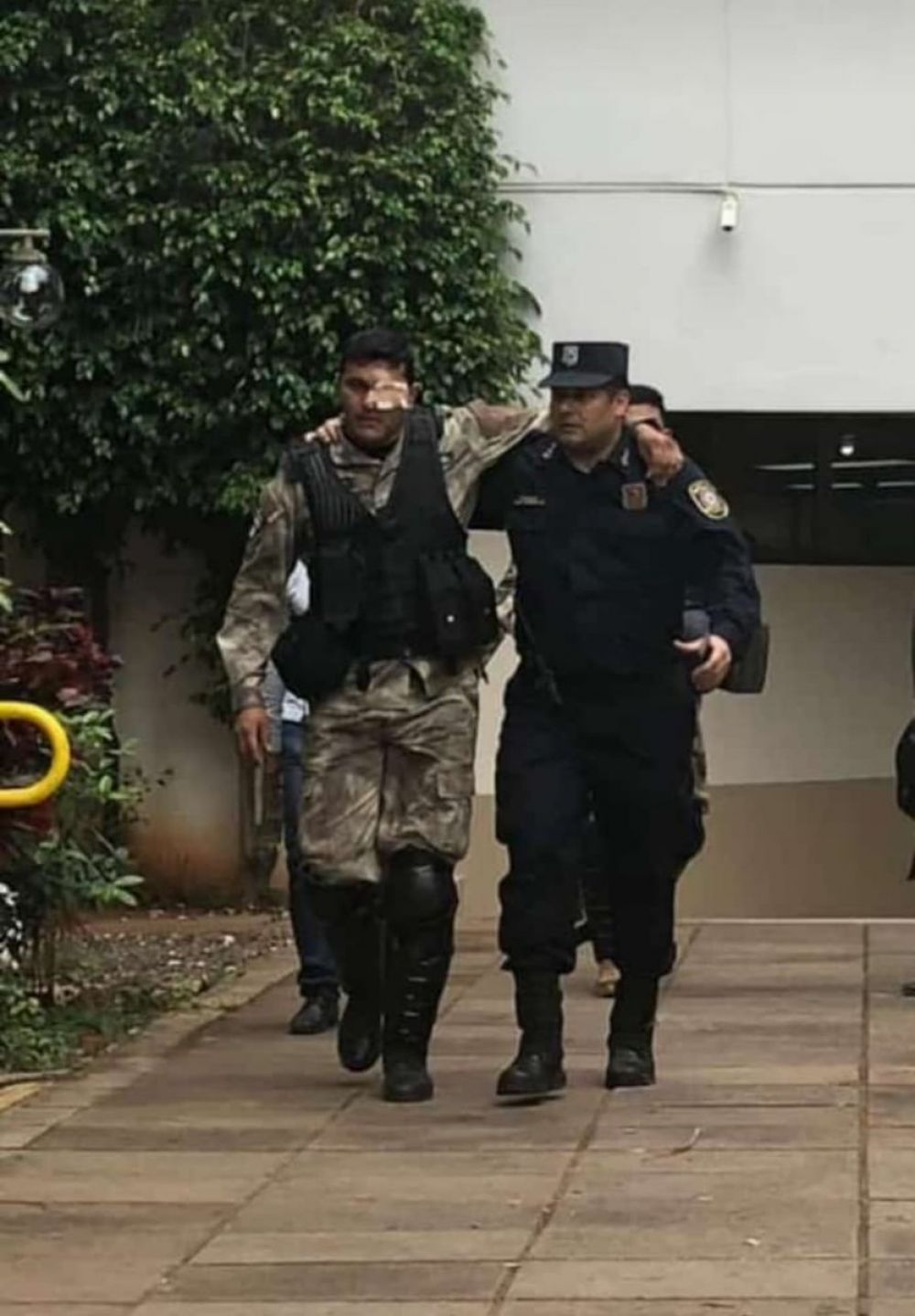 Policía gravemente herido podría perder un ojo