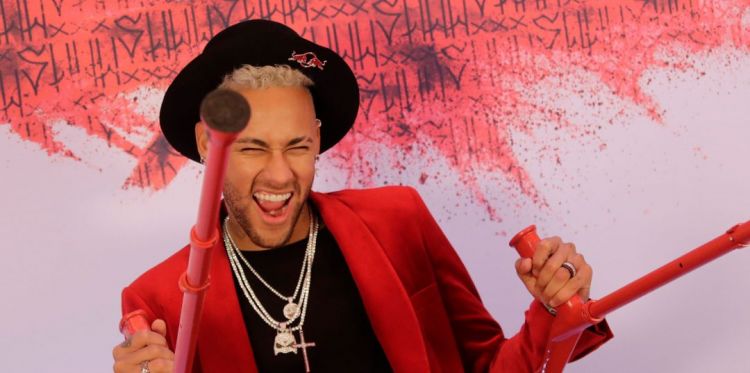Neymar desata indignación en Brasil por ofrecer fiesta con unos 500 invitados