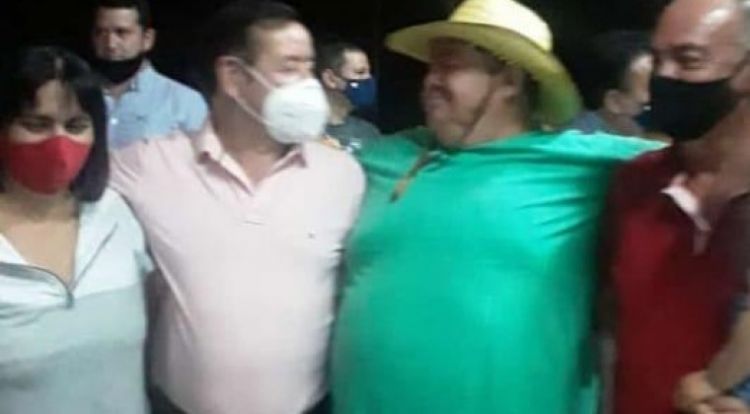 Multitudinaria fiesta de Miguel Cuevas tras quedar en libertad